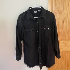 🌟 Levi’s distressed black top with pearl snaps 🌟